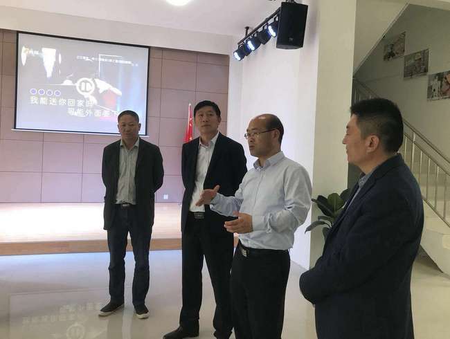 集团党委书记、董事长刘飞，，现场指导“党建·家”运动中心建设.jpg